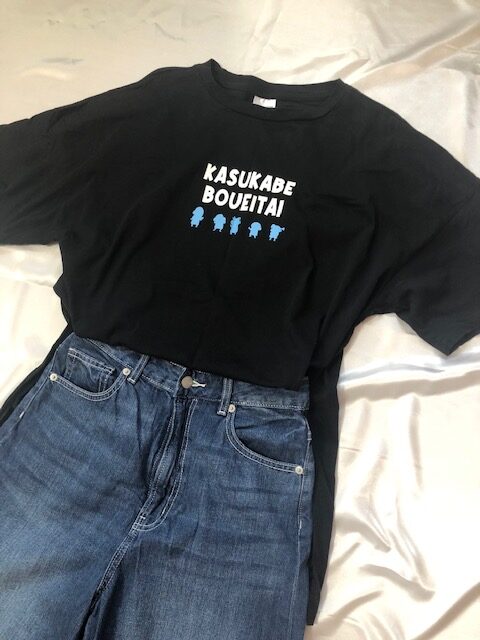 春日部防衛隊Ｔシャツを使用したコーデのアップ。